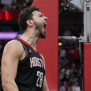 申京又变壮了！主动晒出粗壮双臂，化身力量型中锋？火箭队受益